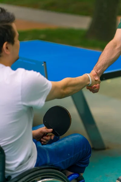 Elinde Raketi Olan Engelli Bir Adam Arka Planda Tenis Masasına — Stok fotoğraf