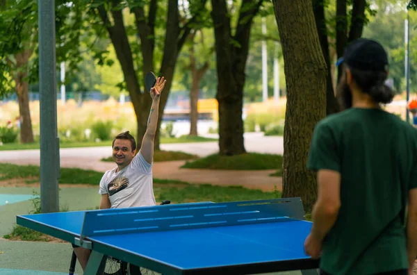Inclusività Felice Disabile Sedia Rotelle Gioca Ping Pong Contro Vecchio — Foto Stock