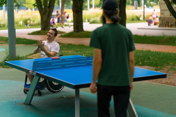 Inclusividade Feliz Homem Deficiente Uma Cadeira Rodas Joga Ping Pong — Fotografia de Stock