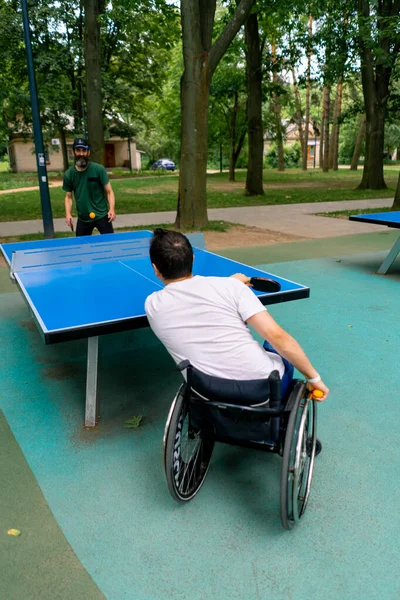 Инклюзивность Инвалид Инвалидной Коляске Играет Пинг Понг Против Старика Седой — стоковое фото