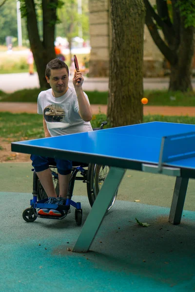Inclusivité Handicapé Fauteuil Roulant Joue Ping Pong Dans Parc Municipal — Photo