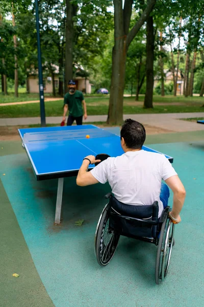 Inclusività Disabile Sedia Rotelle Gioca Ping Pong Contro Vecchio Con — Foto Stock