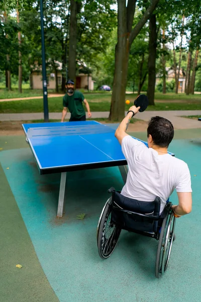 Инклюзивность Инвалид Инвалидной Коляске Играет Пинг Понг Против Старика Седой — стоковое фото