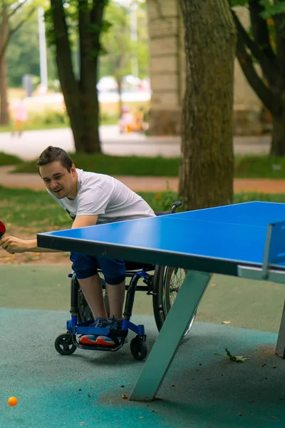 Ένταξη Ένας Ανάπηρος Αναπηρική Καρέκλα Παίζει Πινγκ Πονγκ Ένα Πάρκο — Φωτογραφία Αρχείου