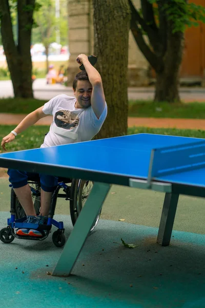 Inkluzivita Osoba Zdravotním Postižením Invalidním Vozíku Hraje Ping Pong Městském — Stock fotografie