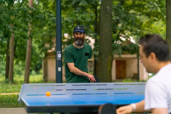 Inclusivité Vieil Homme Jouant Ping Pong Contre Homme Handicapé Qui — Photo