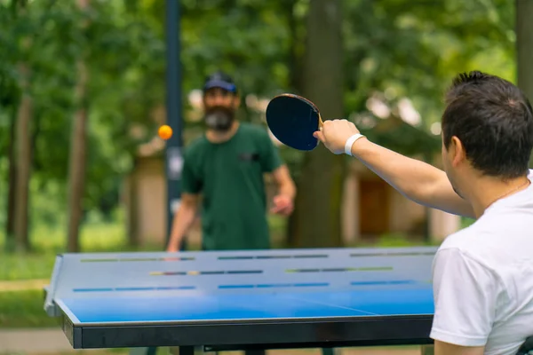Inklusiver Alter Mann Spielt Tischtennis Gegen Einen Behinderten Mann Der — Stockfoto