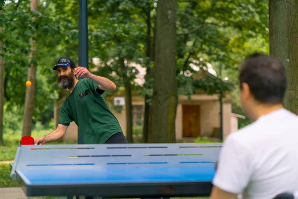 Inklusion Ein Behinderter Mann Rollstuhl Spielt Stadtpark Tischtennis Gegen Einen — Stockfoto