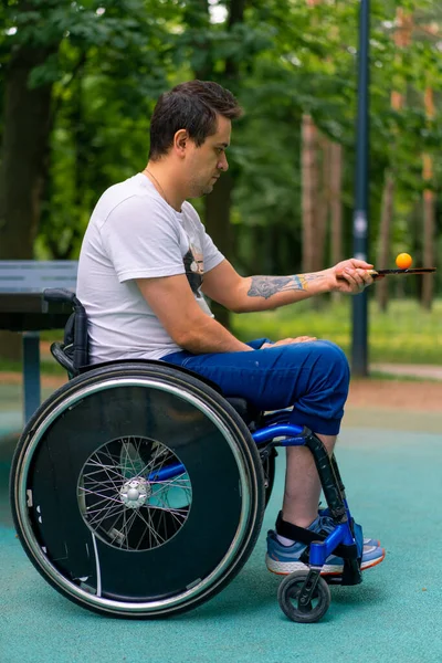 Inclusività Uomo Con Disabilità Comunica Con Uomo Anziano Con Capelli — Foto Stock