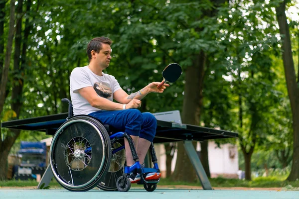 Inclusivité Handicapé Fauteuil Roulant Joue Ping Pong Dans Parc Municipal — Photo