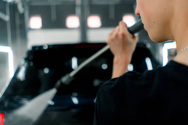 Manlig Biltvätt Anställd Tvättar Svart Lyxbil Med Högtryckstvätt Biltvätten Bay — Stockfoto
