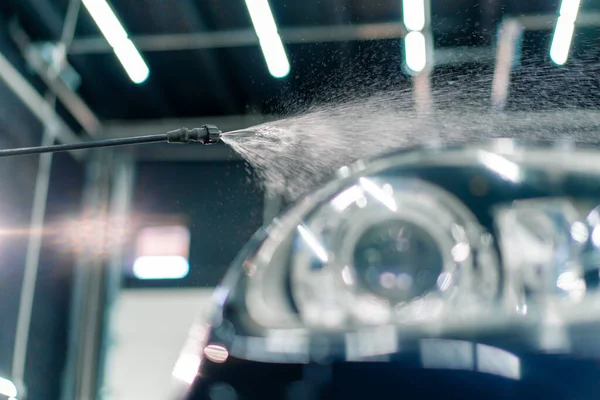 Araba Yıkama Kutusundaki Bir Sprey Şişeden Araba Yıkama Makinesinin Farını — Stok fotoğraf