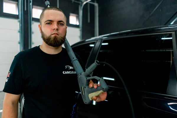 Portret Mężczyzny Pracującego Myjni Samochodowej Trzymającego Pistolet Pod Wysokim Ciśnieniem — Zdjęcie stockowe