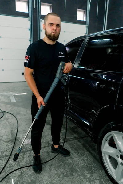 Portret Van Een Mannelijke Carwash Medewerker Met Een Hogedrukreiniger Achtergrond — Stockfoto