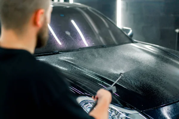 Работник Автомойки Применяет Моющее Средство Черного Автомобиля Класса Люкс Помощью — стоковое фото