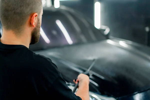 Работник Автомойки Применяет Моющее Средство Черного Автомобиля Класса Люкс Помощью — стоковое фото