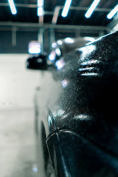 Fekete Autó Tükörképének Ajtajának Közelsége Autómosó Dobozban Lévő Szórófejes Flakonból — Stock Fotó