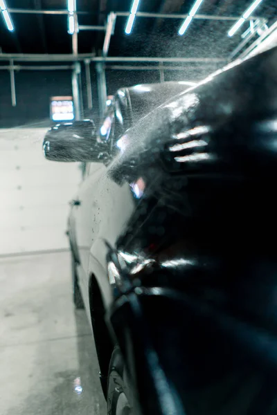 Araba Yıkama Kutusundaki Sprey Şişeden Araba Yıkama Makinesini Kullanırken Siyah — Stok fotoğraf