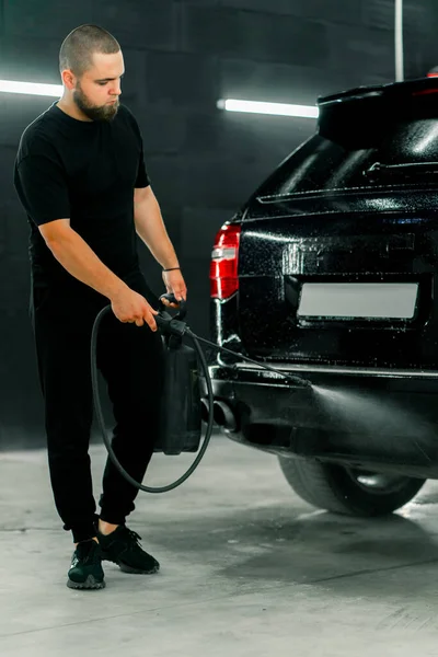 Muž Mytí Aut Zaměstnanec Aplikuje Mycí Prostředek Černé Luxusní Auto — Stock fotografie