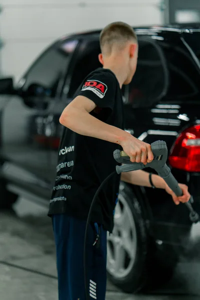 Male Car Wash Employee Washes Black Luxury Car High Pressure — Stock Photo, Image