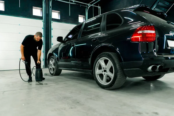 Funcionário Lavagem Carro Masculino Aplica Detergente Lavagem Carro Carro Luxo — Fotografia de Stock