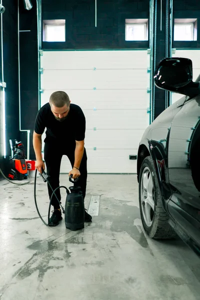Empleado Lavado Autos Masculino Aplica Detergente Lavado Autos Auto Lujo —  Fotos de Stock