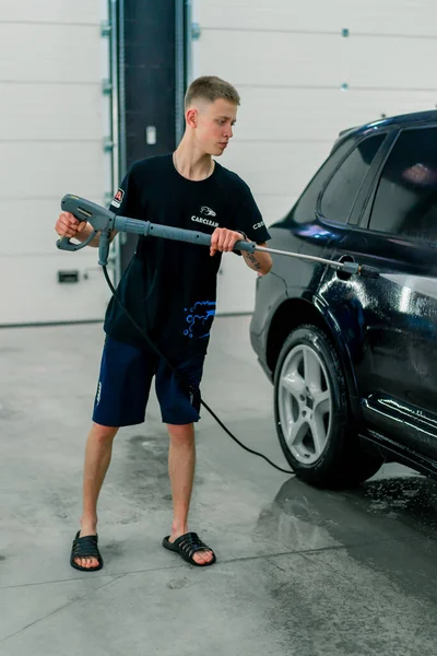 Male Car Wash Employee Washes Black Luxury Car High Pressure — Stock Photo, Image