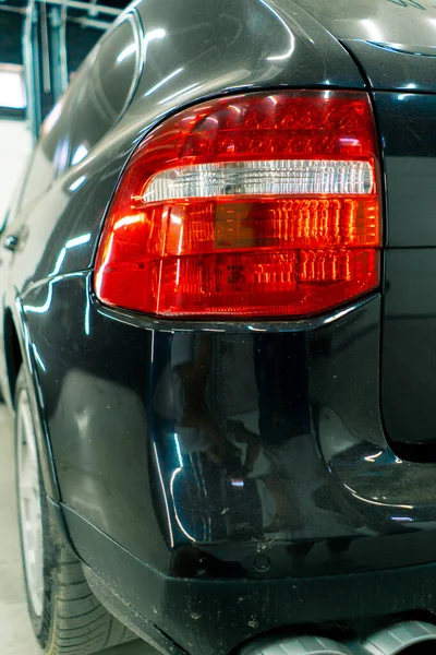 Egy Fekete Luxusautó Hátsó Lámpáinak Lökhárítójának Közeli Autómosása Takarítás Vegytisztítás — Stock Fotó