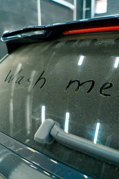 Närbild Tvätta Mig Skylt Smutsiga Bakre Fönstret Lyx Blå Bil — Stockfoto