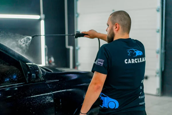 Male Car Wash Employee Applies Car Wash Detergent Black Luxury — Stock Photo, Image