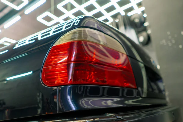 Autómosó Közelkép Fekete Retro Autó Hátsó Lámpájáról Lökhárítójáról Parkolóban Vagy — Stock Fotó