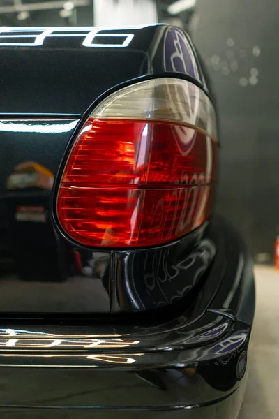 Autómosó Közelkép Fekete Retro Autó Hátsó Lámpájáról Lökhárítójáról Parkolóban Vagy — Stock Fotó
