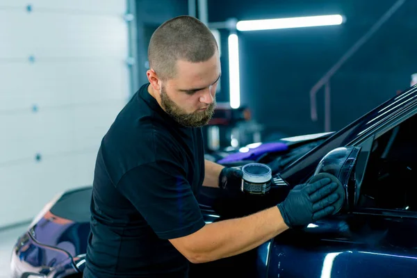 Focado Masculino Carro Lavador Luvas Pretas Polir Espelho Carro Azul — Fotografia de Stock