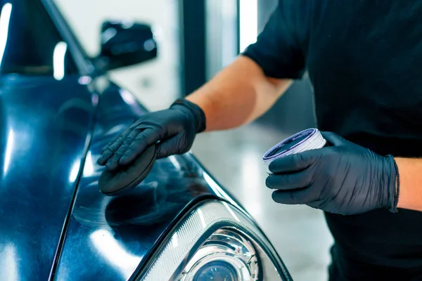 Eine Nahaufnahme Eines Arbeiters Einer Waschanlage Schwarzen Handschuhen Der Motorhaube — Stockfoto