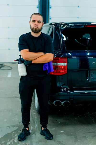 Portret Van Een Mannelijke Carwash Medewerker Met Een Spuitpistool Een — Stockfoto