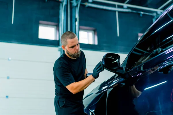 Gericht Man Auto Wassen Werknemer Zwarte Handschoenen Polijst Spiegel Van — Stockfoto