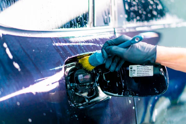 Κοντινό Πλάνο Ενός Υπαλλήλου Πλυντηρίου Αυτοκινήτων Που Πλένει Καπάκι Καυσίμου — Φωτογραφία Αρχείου