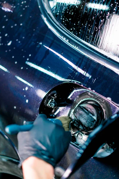 Крупный План Работника Автомойки Моющего Топливные Колпачки Роскошной Синей Машины — стоковое фото