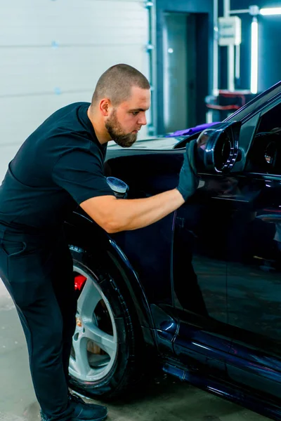 Focado Masculino Carro Lavador Luvas Pretas Polir Espelho Carro Azul — Fotografia de Stock