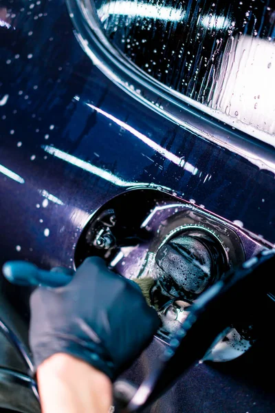 Крупный План Работника Автомойки Моющего Топливные Колпачки Роскошной Синей Машины — стоковое фото