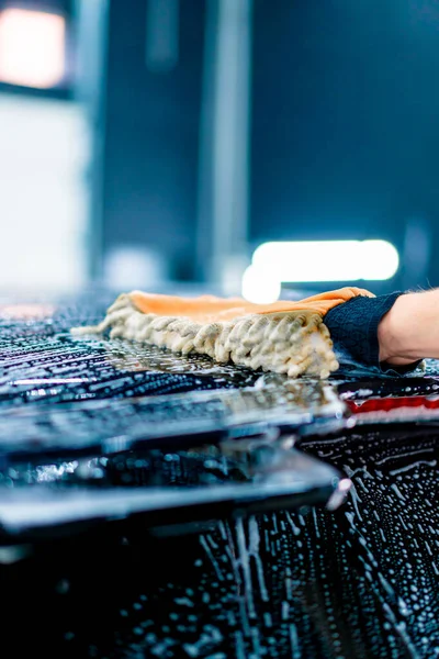 Close Trabalhador Lavagem Carro Usando Uma Toalha Para Lavar Carro — Fotografia de Stock