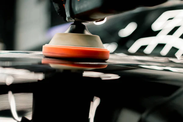 Siyah Lüks Arabanın Kaputunu Cilalamak Için Bir Cilalama Makinesi Kullanan — Stok fotoğraf