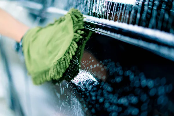 Close Trabalhador Lavagem Carro Usando Uma Toalha Verde Para Lavar — Fotografia de Stock