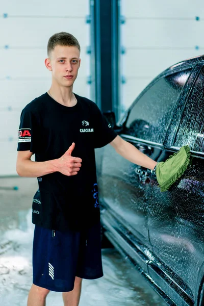 Portret Een Mannelijke Carwash Medewerker Gebruikt Een Groen Washandje Zwarte — Stockfoto
