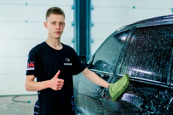 Portrait Male Car Wash Worker Uses Green Washcloth Wash Black — Stock Photo, Image