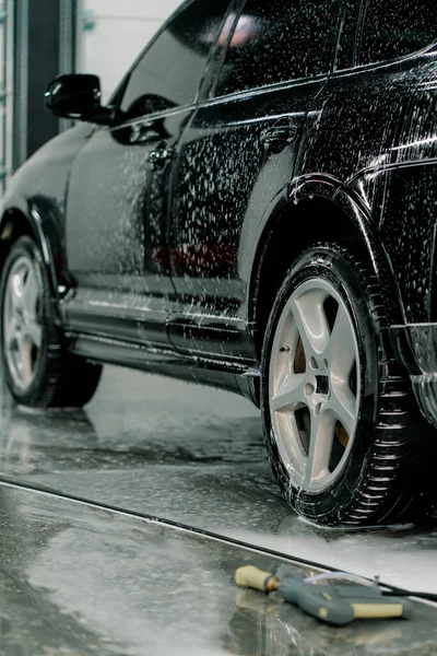 Close Car Foam Application Rear Tire Black Luxury Car Car — Stock Photo, Image