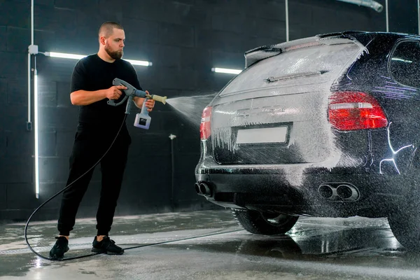 Een Mannelijke Carwash Medewerker Brengt Carwash Foam Aan Een Luxe — Stockfoto
