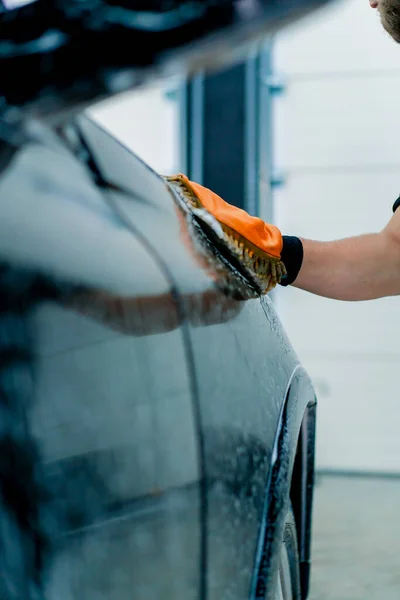Κοντινό Πλάνο Ενός Εργάτη Πλυντηρίου Αυτοκινήτων Χρησιμοποιώντας Ένα Πανί Μικροϊνών — Φωτογραφία Αρχείου