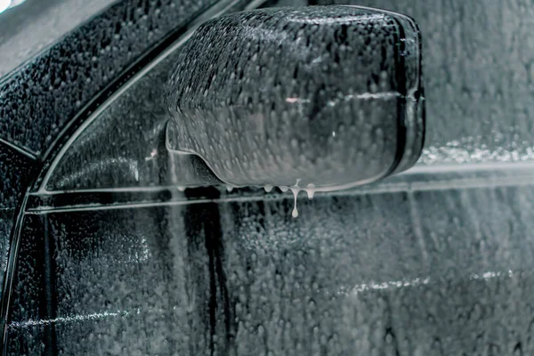 Detailní Záběr Automobilové Pěny Zrcadlo Černého Luxusního Auta Myčce Aut — Stock fotografie