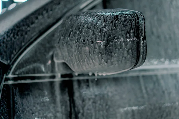 Detailní Záběr Automobilové Pěny Zrcadlo Černého Luxusního Auta Myčce Aut — Stock fotografie